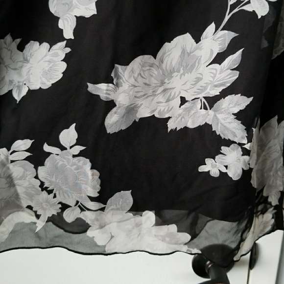 Black and white floral flowy halter - Picture 5 of 5